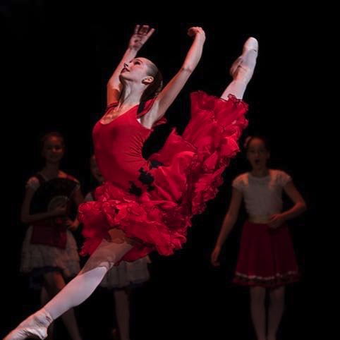 15 åriga Evelina Andersson som dansar Kitri i Don Quijote på Base 23:s vårshow 2017. Filmen visar genrepet på skolan.Foto: Base 23.